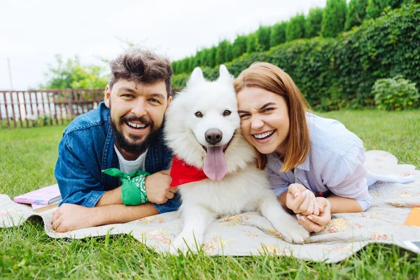 Genç çift birlikte piknik yaparken gülüyor