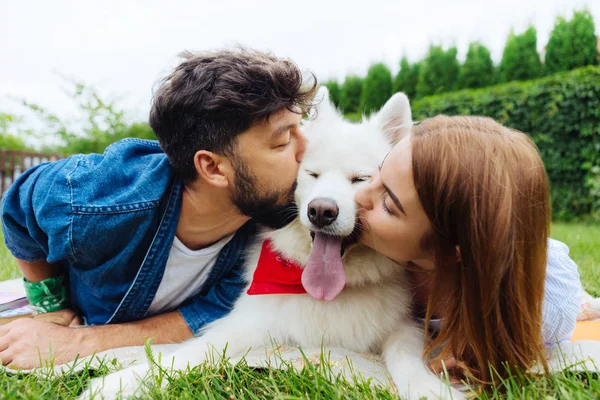 Skäggig man spendera sin helg med flickvän och hund — Stockfoto