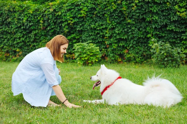 Strahlende Frau Strahlende Frau Die Sich Unterhalten Fühlt Während Sie — Stockfoto