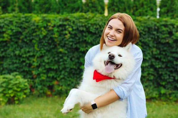 Junge Frau fühlt sich erstaunlich an, während sie den Morgen im Garten verbringt — Stockfoto