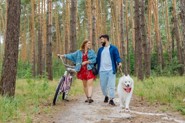 Junges glückliches Paar verbringt seinen Morgen im Wald — Stockfoto