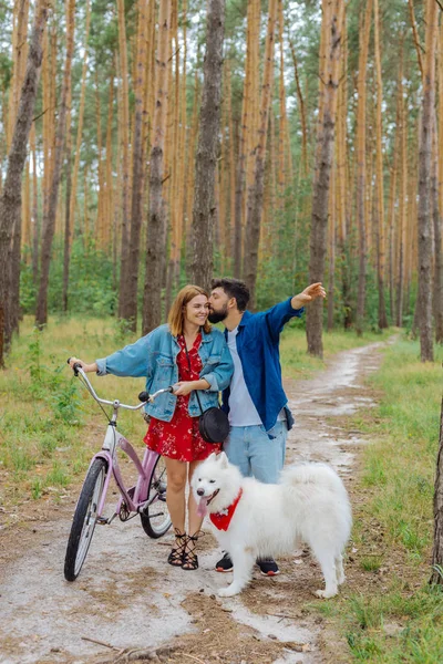 Bärtiger Mann küsst seine Frau beim gemeinsamen Fahrradfahren — Stockfoto