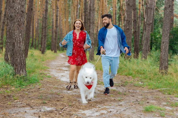 Frau im roten Kleid lacht ihrem lustigen Mann zu — Stockfoto