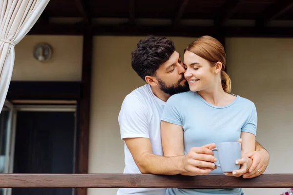 Stilig kärleksfull make kysser hans tilltalande kvinna — Stockfoto