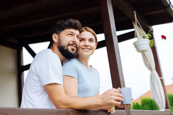 Lyckligt par känsla minnesvärd spendera morgonen i sommarstuga — Stockfoto