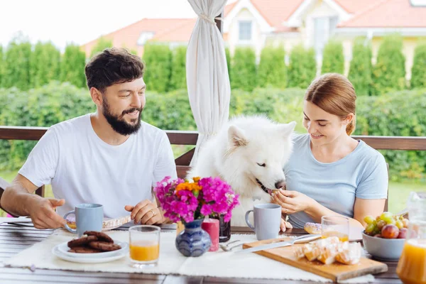 Pareja feliz desayunando en su casa de verano — Foto de Stock