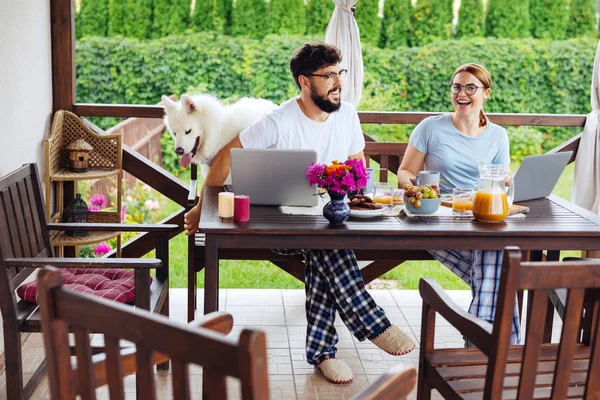 Un par de empresarios con pantalones de pijama al cuadrado desayunando — Foto de Stock