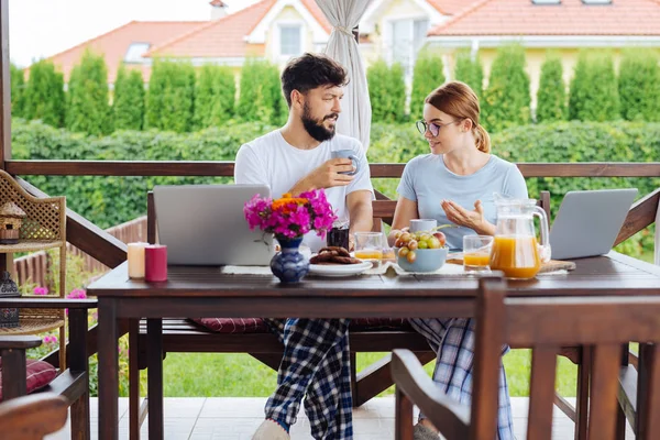 Lyckligt par affärsmän ha läcker frukost tillsammans — Stockfoto