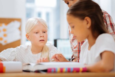 Onun arkadaş ev görev meraklı kız