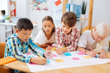 Çalışkan çocuklar ilave bir görev bir ders için hazırlanıyor