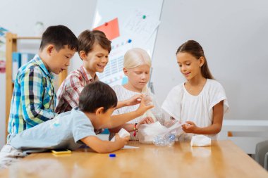 Akıllı çocuklar okulda plastik şişe toplama