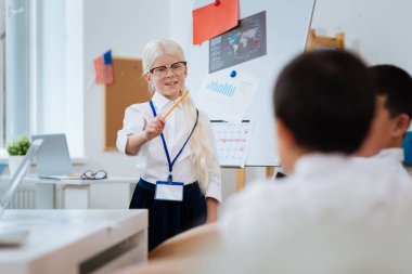 Çok verimli bir ders veren güzel öğretmen