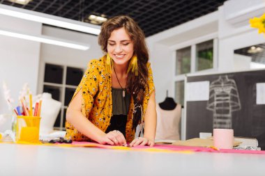 Hevesli kadın Atelier içinde çalışırken duygu iyi ve gülümseyen