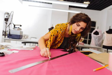 Düz çizgiler çizim ve konsantre seyir profesyonel terzi