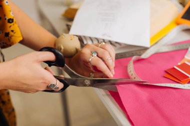 Tecrübeli terzi elinde keskin makas yakın çekim