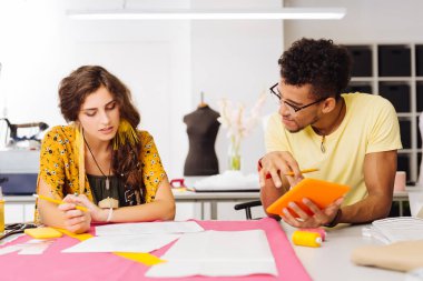 Dost girişimciler onların küçük atelier gelişimi tartışıyor
