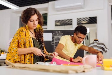 Onların atelier çalışma ve ciddi seyir özenli terziler