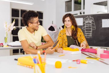 Duygusal terzi kıyafet kaydırma sırasında meslektaşı arıyorum