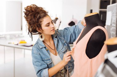 Güzel kız elbise iş yerinde ölçüm sırasında arıyorsunuz