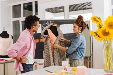 Yeni moda elbise birlikte çalışan dostu terziler