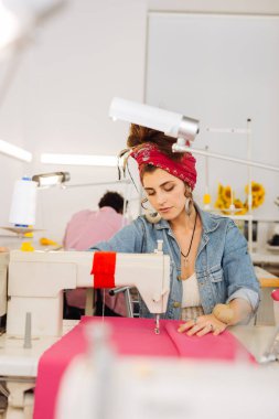 Emin terzi dikiş makinesi ile çalışırken de dikiş süreci arıyorsunuz