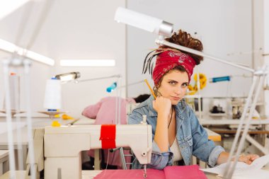 Yavrusunu eliyle dokunmaktan ve sana bakmak emin terzi