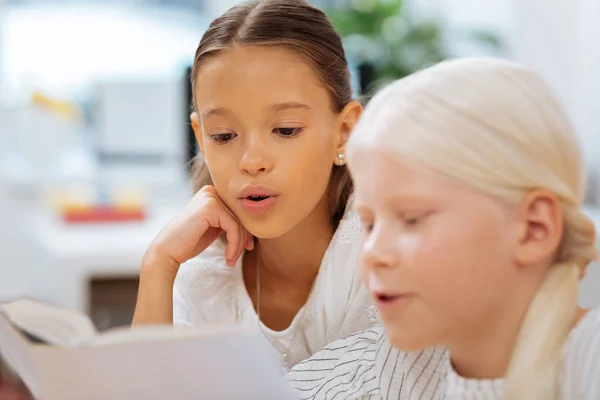 Slimme kinderen samen met het beoefenen van een nieuwe taal — Stockfoto