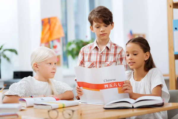 Bambini concentrati che prestano attenzione ai dettagli in un esercizio — Foto Stock