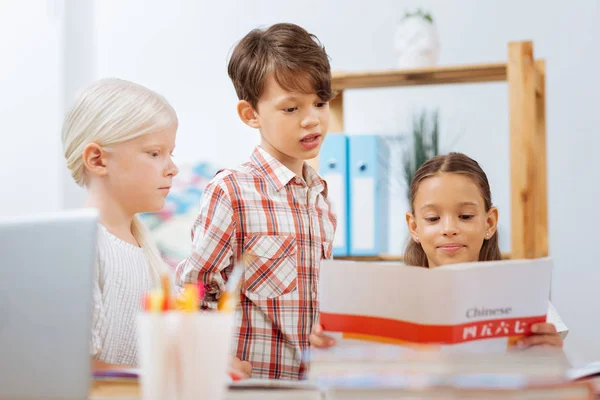 Compagni di classe intelligenti trascorrere del tempo insieme a casa — Foto Stock