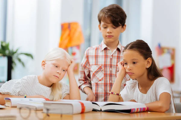 Les enfants fatigués font de leur mieux pour être concentrés — Photo