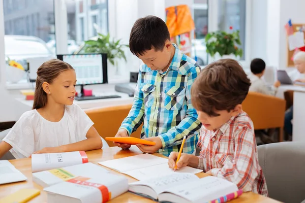 Niños inteligentes divirtiéndose juntos en un aula —  Fotos de Stock