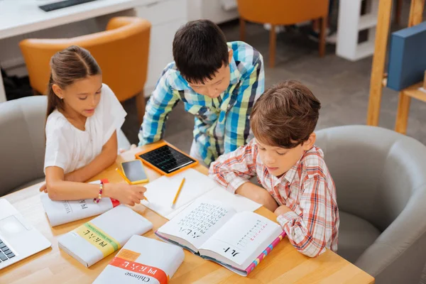 Niños inteligentes estudiando idiomas extranjeros en un aula —  Fotos de Stock