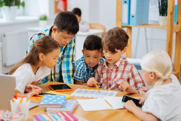 Compañía de compañeros de clase sentados juntos en un aula — Foto de Stock