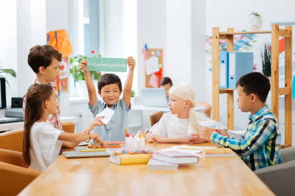 Niños de alto espíritu jugando un juego todos juntos — Foto de Stock