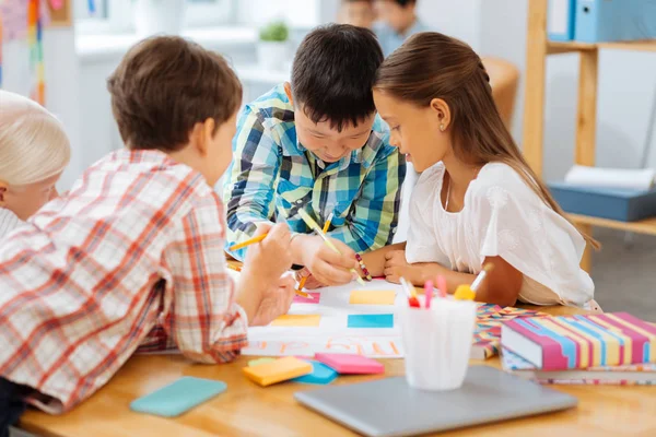 Enfants créatifs dessinant une belle image dans une classe — Photo