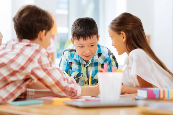 Les enfants attentifs étant concentrés sur le dessin d'une image — Photo