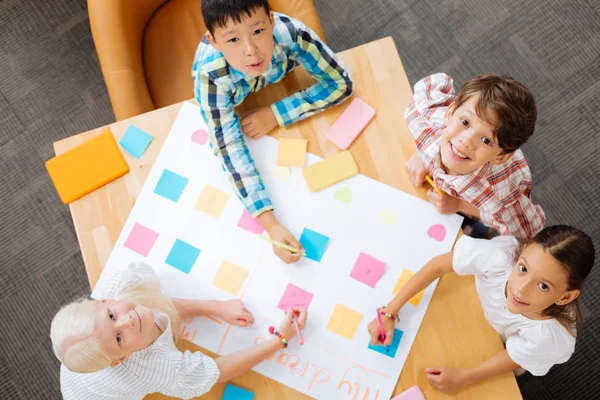 Drôle d'enfants joyeux regardant surtout ensemble — Photo