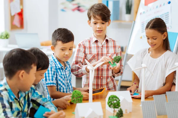 Nachdenkliche Kinder diktieren die Aufgabe im Klassenzimmer — Stockfoto