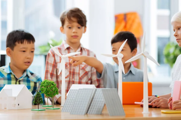 Cute kids making paper figures at school — Stock Photo, Image