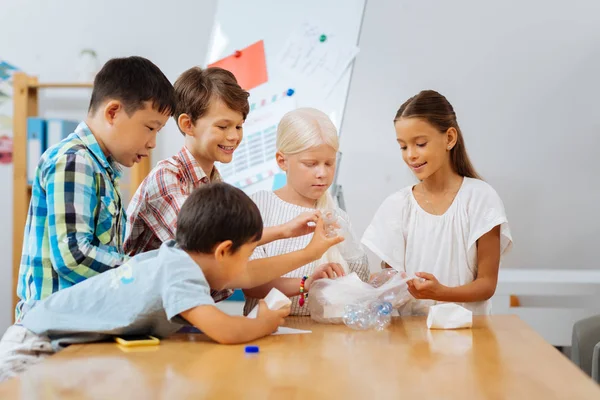 Des enfants intelligents rassemblent des bouteilles en plastique à l'école — Photo