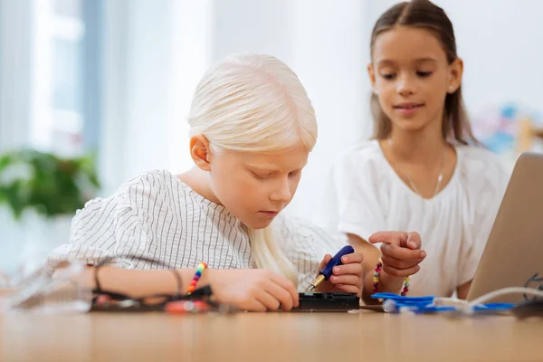 Menina bonito estudando um novo dispositivo — Fotografia de Stock