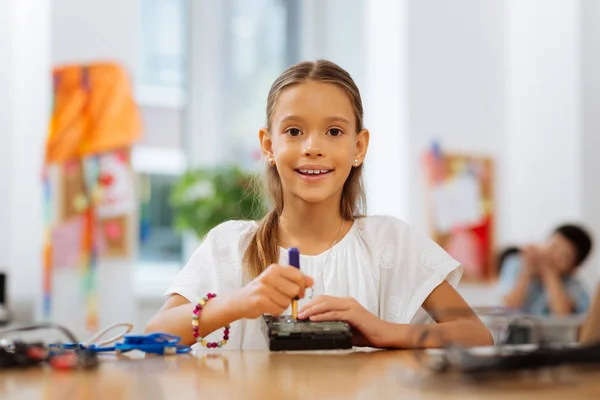 Menina bonita estudando um novo dispositivo — Fotografia de Stock