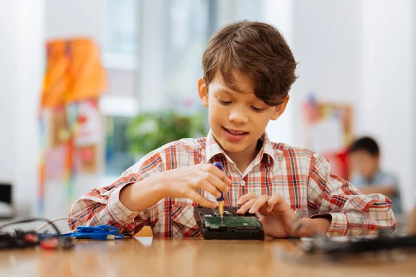 Carino piccolo ragazzo srudying un nuovo dispositivo — Foto Stock