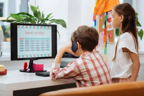 Coinvolti compagni di classe seduti accanto al computer — Foto Stock