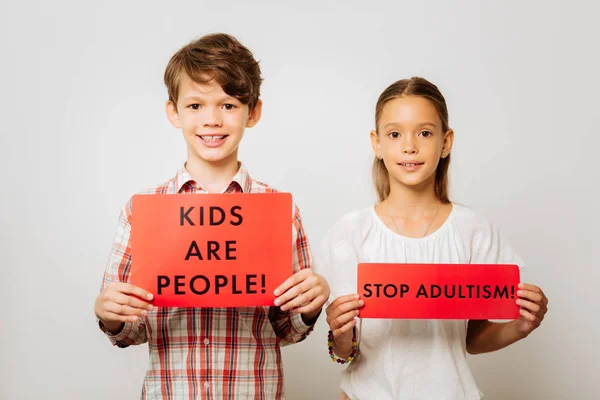 Bambini carini che tengono i tavoli nelle loro mani — Foto Stock