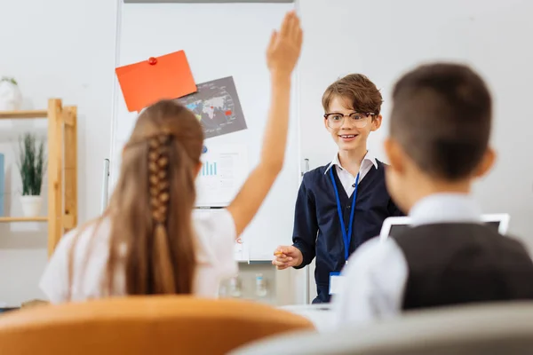 Eccitato ragazzo in occhiali chiedendo ad altri bambini — Foto Stock