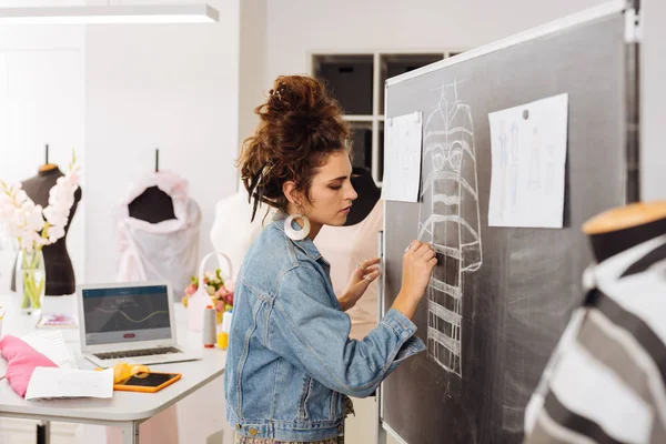 Calma donna disegno mentre si lavora in atelier — Foto Stock