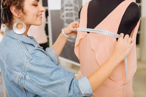 Gelukkige naaister gelukkig gevoel tijdens het meten van de jurk — Stockfoto