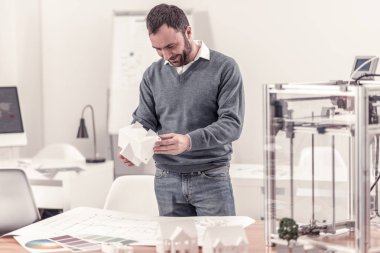 Bir evin yaratıcı tasarımcı holding model