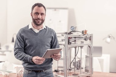 Ofiste bir tablet tutan güzel yetişkin adam